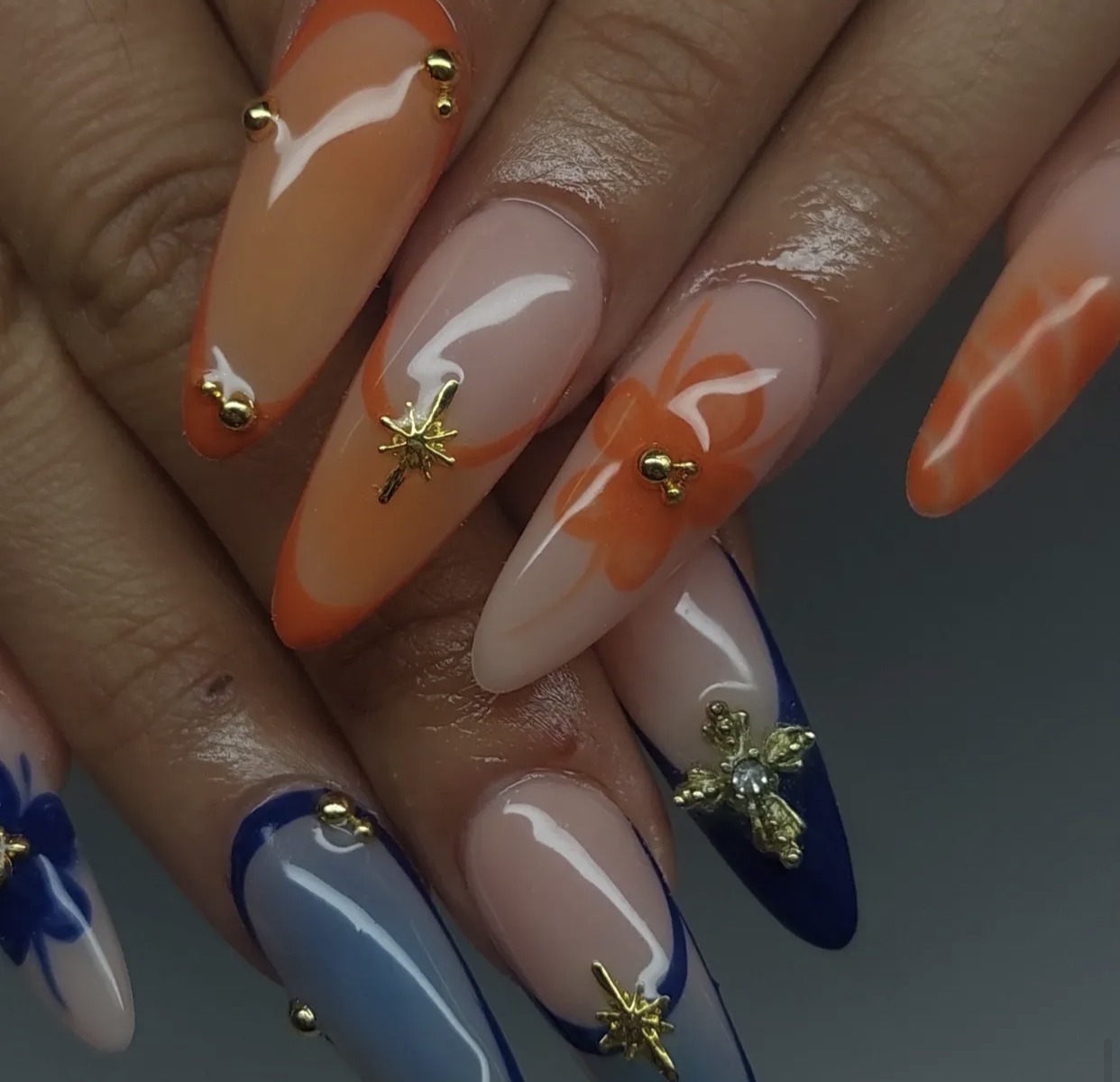 Nail art avec paillettes et strass Bordeaux